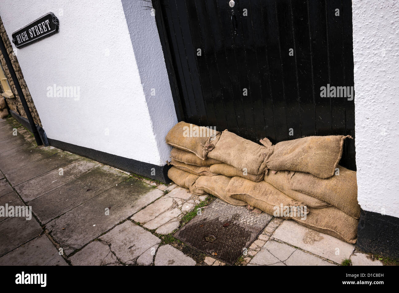 Un'immagine dei sacchi di sabbia usata invano di trattenere il torrente di inondazione che ha colpito il Wiltshire città di Malmesbury il 25 novembre 2012. Foto Stock