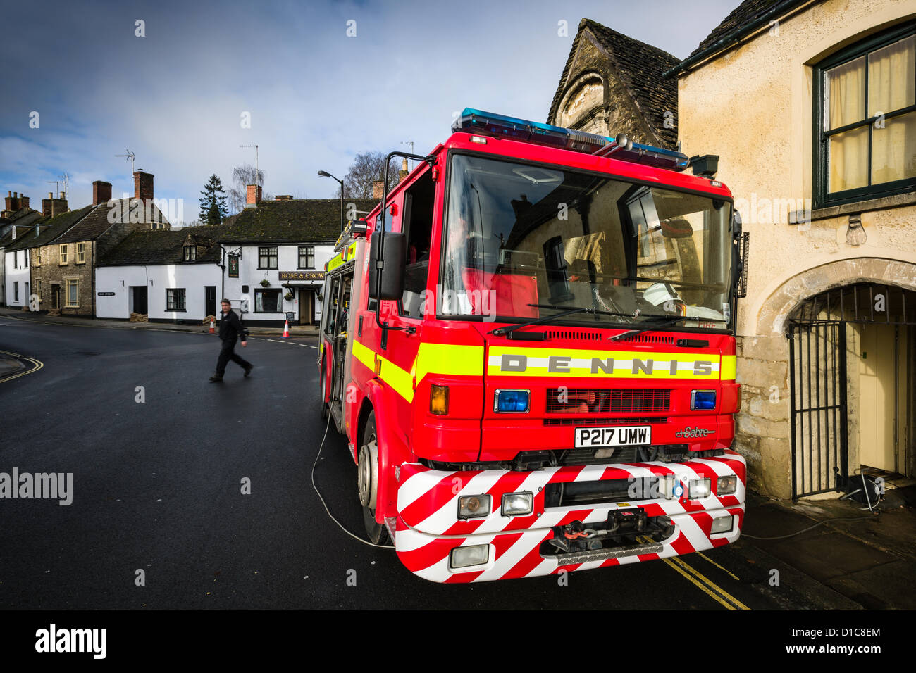 Una immagine di un incendio il pompaggio motore inondazione da una proprietà a Malmesbury. Le conseguenze delle inondazioni che hanno colpito la città Wiltshire il 25 novembre 2012. Foto Stock