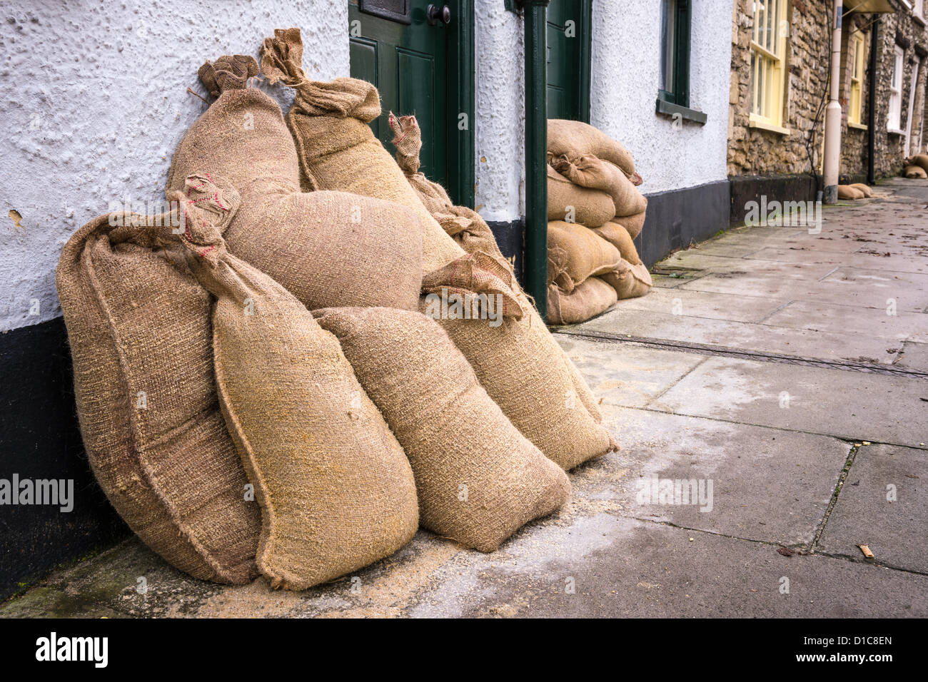 Un'immagine dei sacchi di sabbia usata invano di trattenere il torrente di inondazione che ha colpito il Wiltshire città di Malmesbury il 25 novembre 2012. Foto Stock