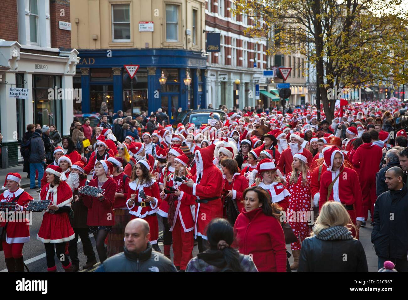 Londra, Regno Unito. Il 15 dicembre 2012 il grande raduno di Santa Con si muove in alto di Long Acre verso Covent Garden. Credito: Nelson pereira / Alamy Live News Foto Stock