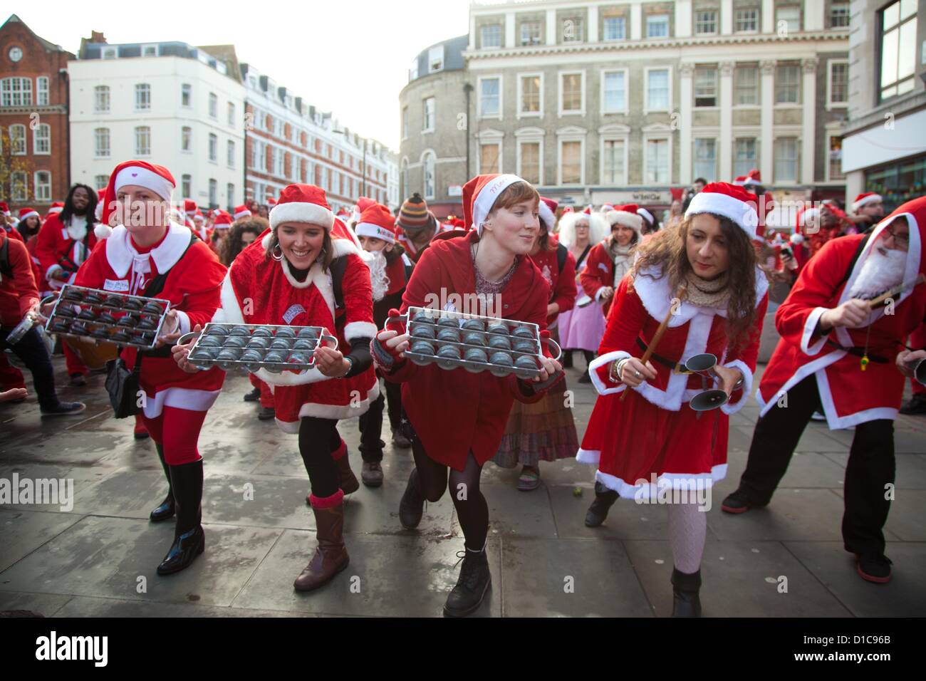Londra, Regno Unito. 15 di dicembre 2012 Annuale di Santa con la raccolta di successi per il centro di Londra. Ogni anno nel mese di dicembre migliaia di persone vestire come Santa per l annuale ottenere insieme di Santa con essi a piedi da vari punti di riferimento di Londra prima di terminare in Trafalgar Square. Credito: Nelson pereira / Alamy Live News Foto Stock