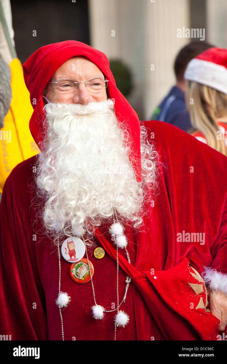 Londra, Regno Unito. Il 15 dicembre 2012 persone vestite come Babbo Natale prendendo parte alla Santa Con caso rappresentare per la fotocamera. Credito: Nelson pereira / Alamy Live News Foto Stock