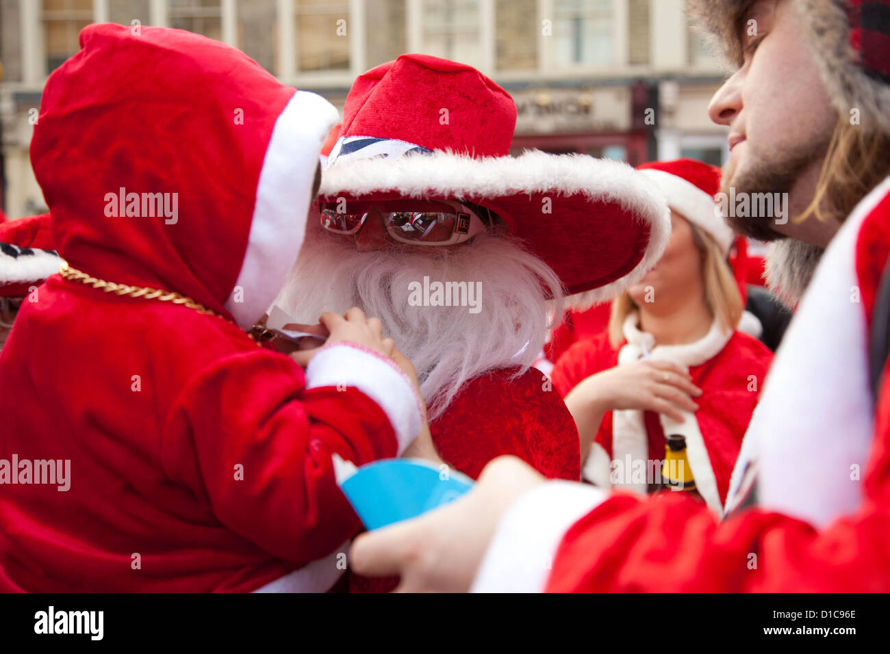 Londra, Regno Unito. 15 di dicembre 2012 Annuale di Santa con la raccolta di successi per il centro di Londra. Ogni anno nel mese di dicembre migliaia di persone vestire come Santa per l annuale ottenere insieme di Santa con essi a piedi da vari punti di riferimento di Londra prima di terminare in Trafalgar Square. Credito: Nelson pereira / Alamy Live News Foto Stock