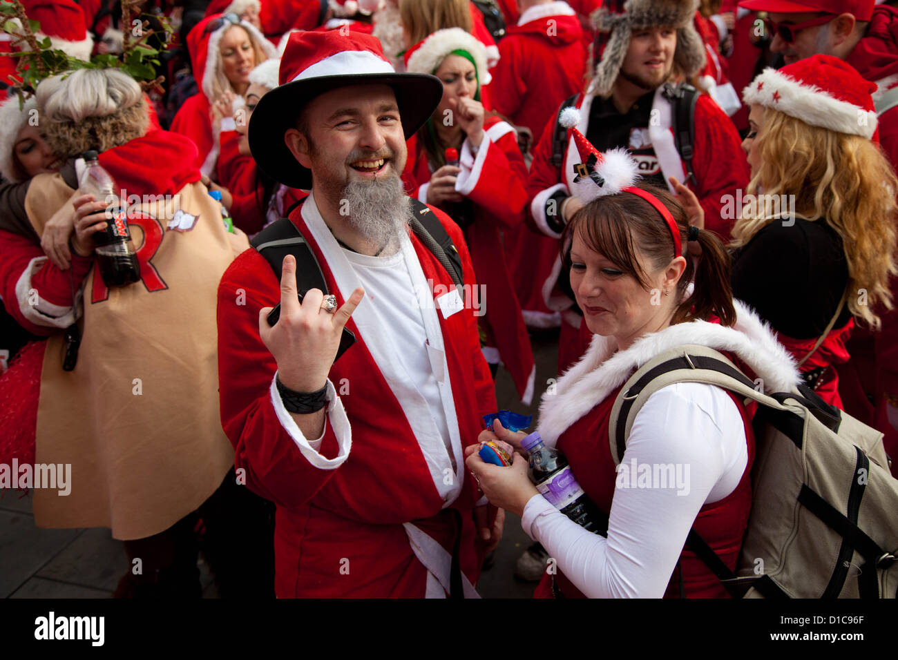 Londra, Regno Unito. 15 di dicembre 2012 Annuale di Santa con la raccolta di successi per il centro di Londra. Ogni anno nel mese di dicembre migliaia di persone vestire come Santa per l annuale ottenere insieme di Santa con essi a piedi da vari punti di riferimento di Londra prima di terminare in Trafalgar Square. Credito: Nelson pereira / Alamy Live News Foto Stock