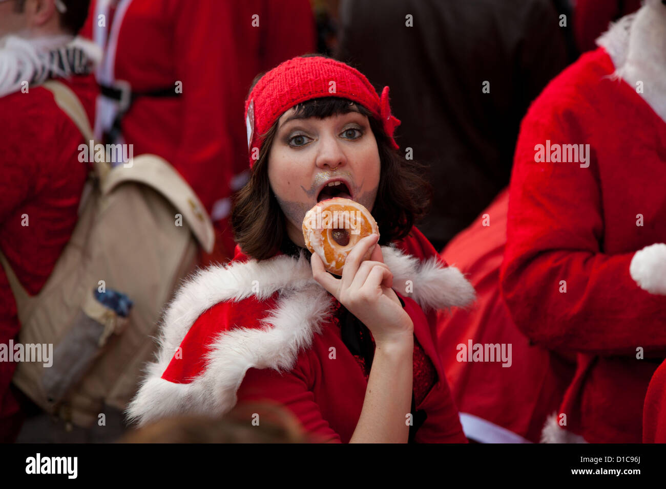 Londra, Regno Unito. 15 di dicembre 2012 Annuale di Santa con la raccolta di successi per il centro di Londra. Ogni anno nel mese di dicembre migliaia di persone vestire come Santa per l annuale ottenere insieme di Santa con essi a piedi da vari punti di riferimento di Londra prima di terminare in Trafalgar Square. Credito: Nelson pereira / Alamy Live News Foto Stock