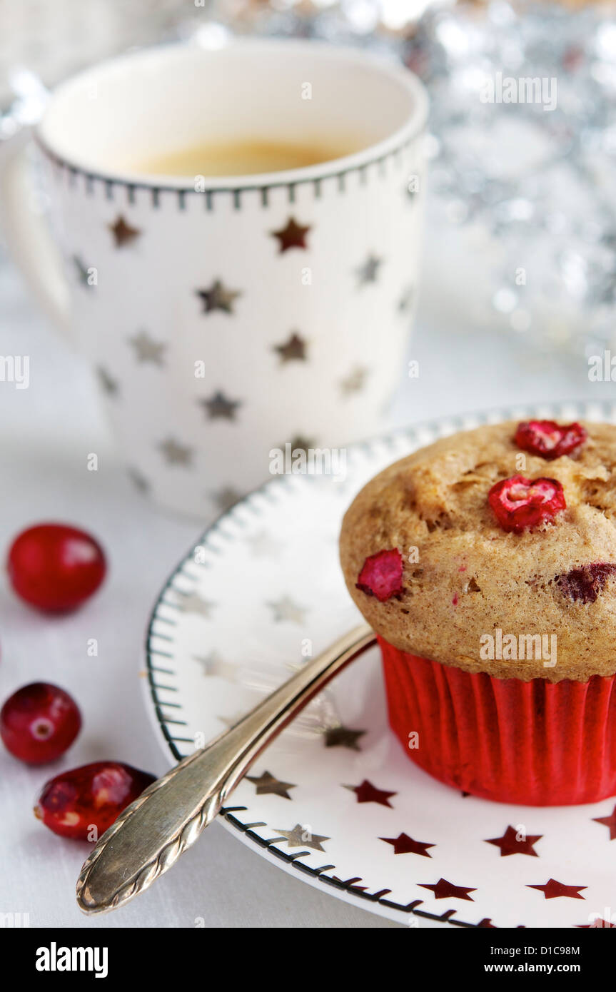 Apple e muffin mirtillo palustre (vegane) su di un piatto d'argento con stelle e una tazza di caffè. Foto Stock