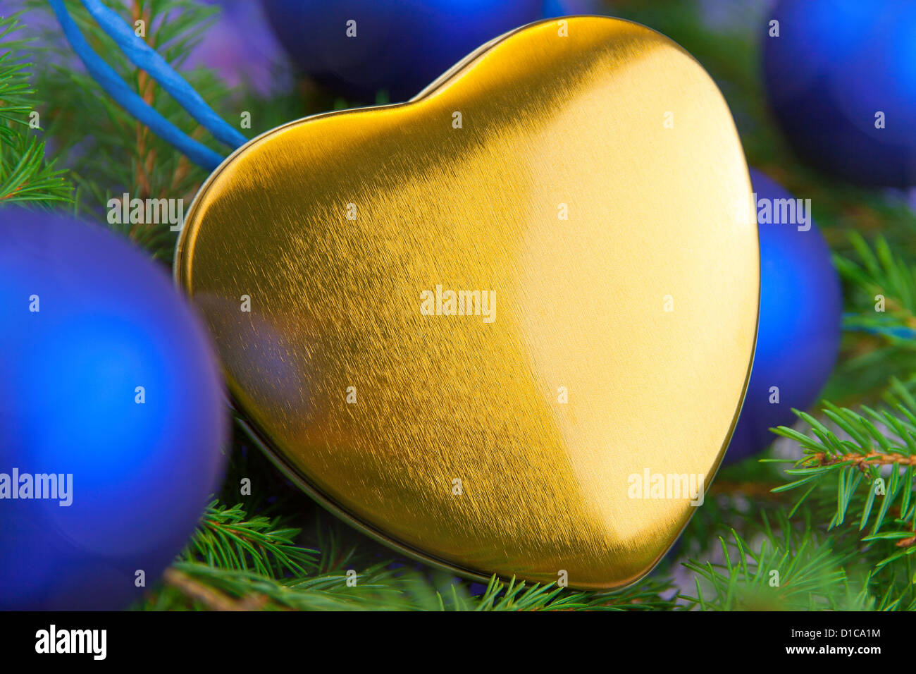 Scheda di Natale con cuore d'oro, sfere e abete rosso ramoscello Foto Stock