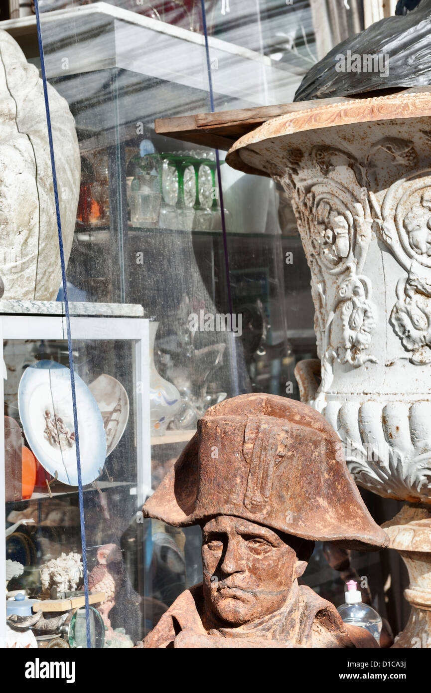 Il Marché aux Puces (mercato delle pulci) a St-Ouen vicino a Clignancourt nel nord di Parigi, Francia. Foto Stock