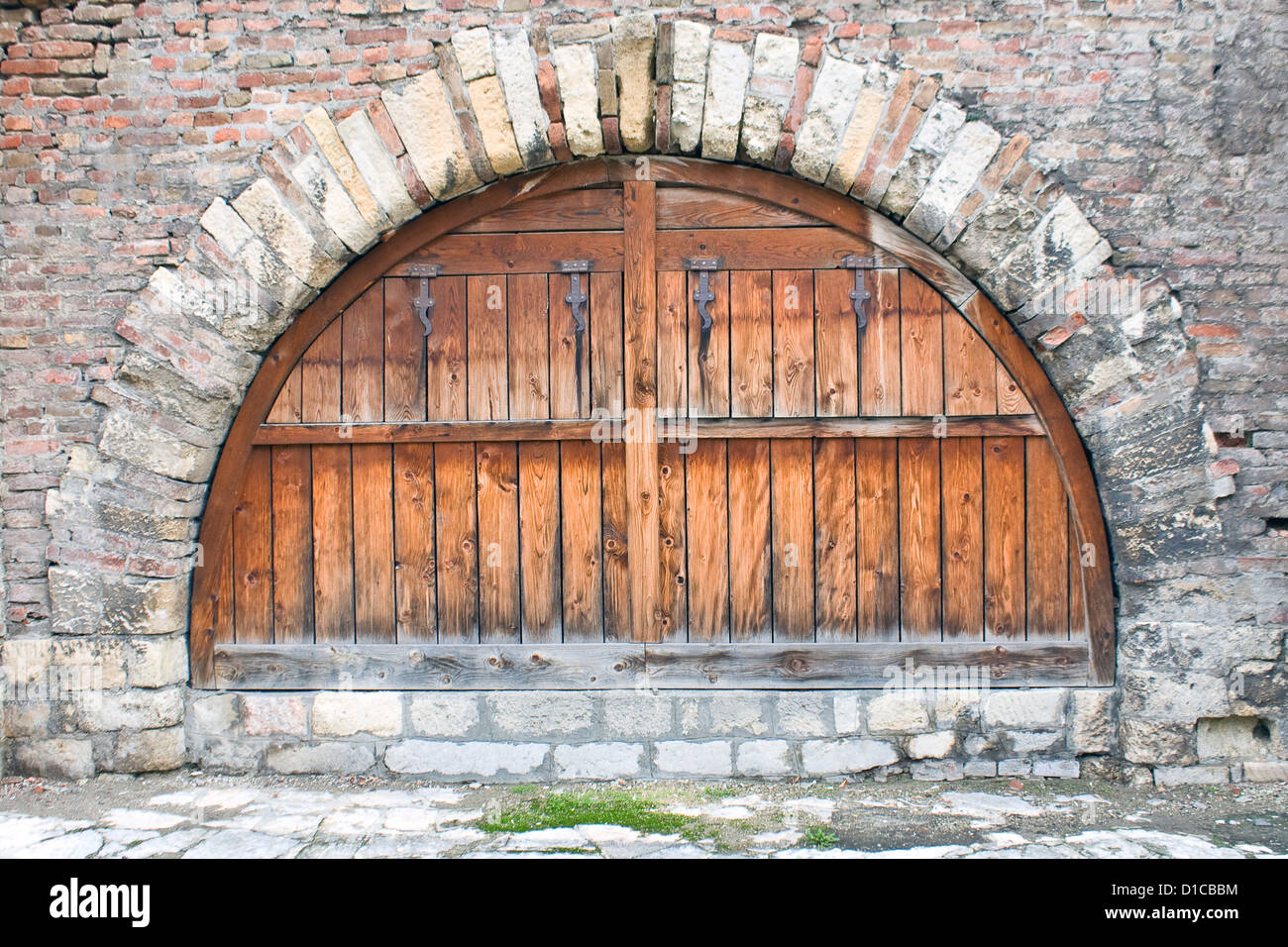 Finestra in legno persiane sulla vecchia fortezza di mattoni parete Foto Stock