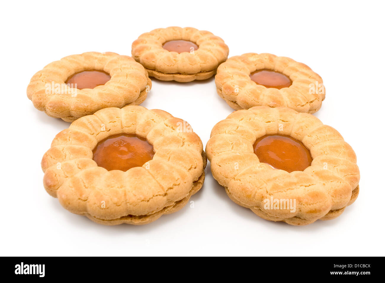 I biscotti con marmellata di albicocche isolato su bianco Foto Stock