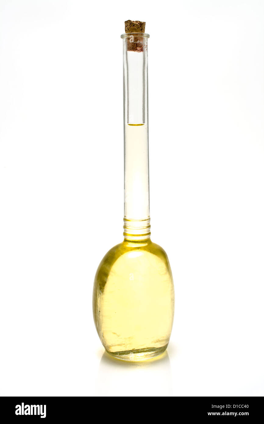 Bottiglia in vetro di olio di semi di girasole isolato su bianco Foto Stock