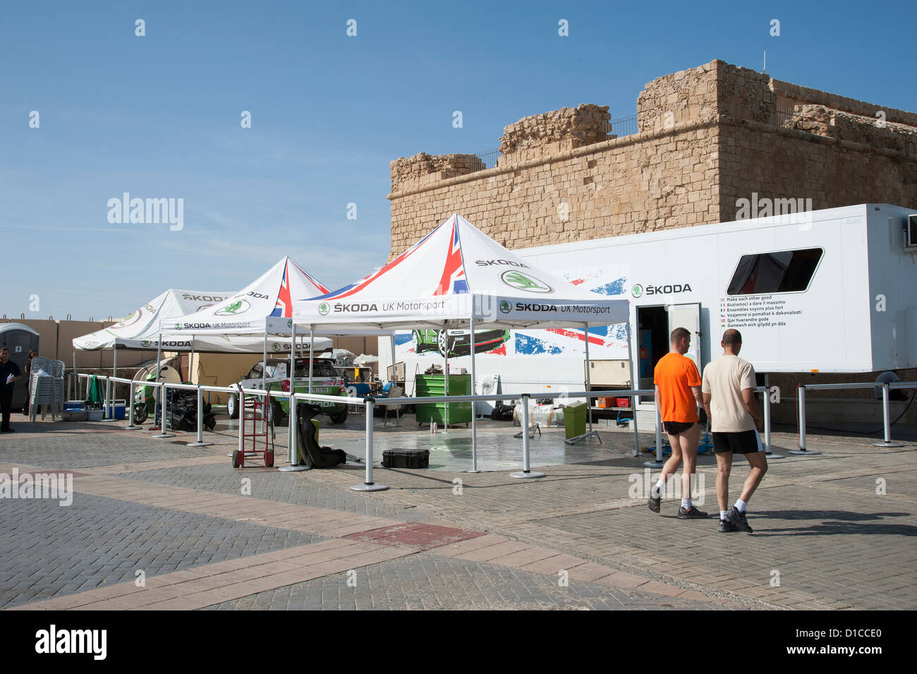 Skoda UK Motorsport il passo per il Rally di Cipro da parte del fortilizio medievale sul porto di Paphos Cipro Foto Stock