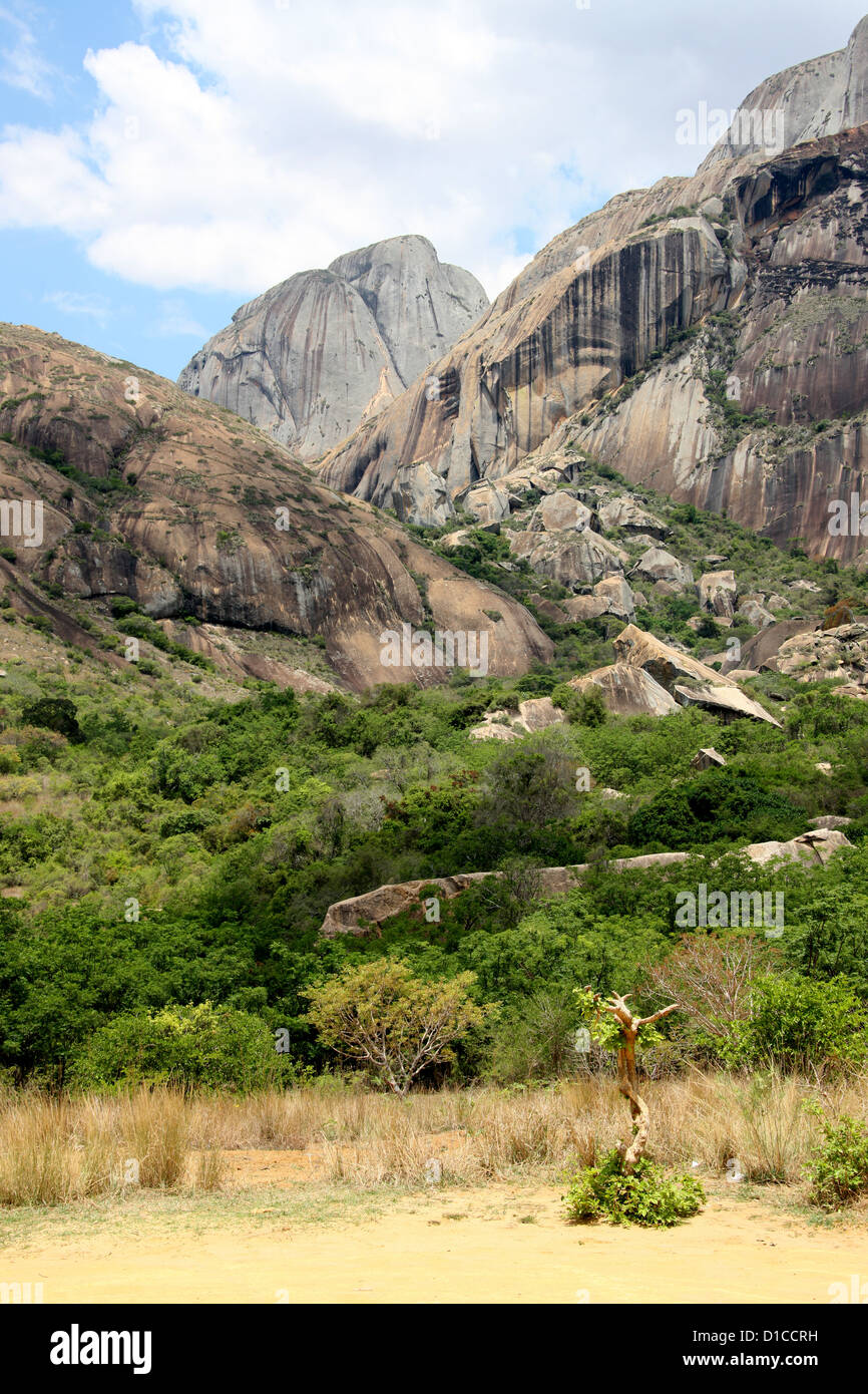 Bellissimo scenario di montagna a Anja riserva comunitaria, vicino Ambalavao, Madagascar, Africa. Foto Stock
