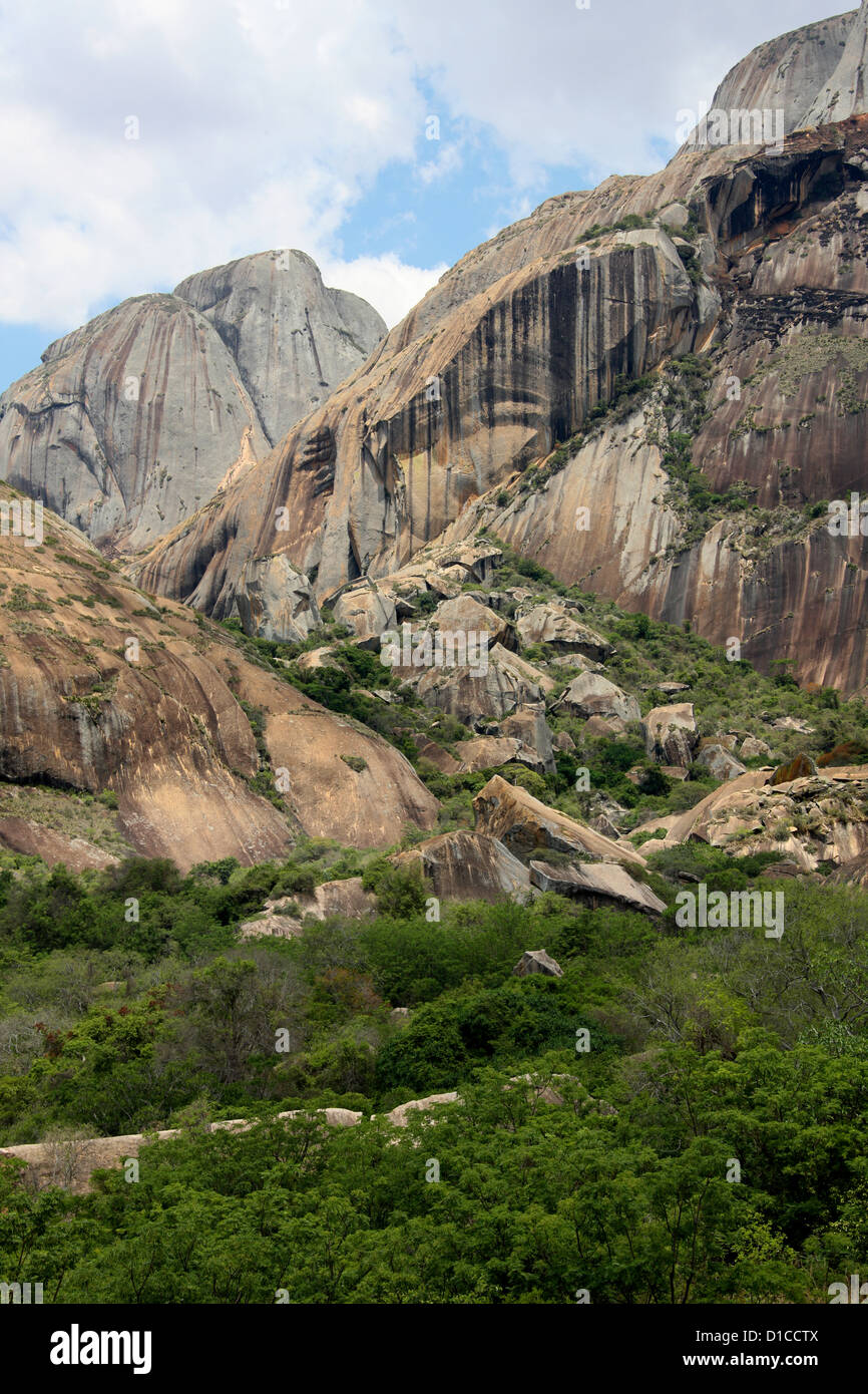 Bellissimo scenario di montagna a Anja riserva comunitaria, vicino Ambalavao, Madagascar, Africa. Foto Stock
