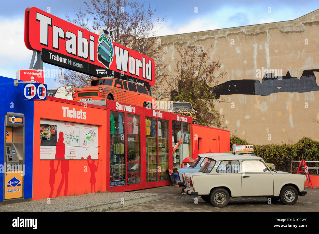 Vecchia Trabant safari auto al di fuori del Trabi World Museum utilizzato per il City Sightseeing Tours a Berlino, Germania Foto Stock