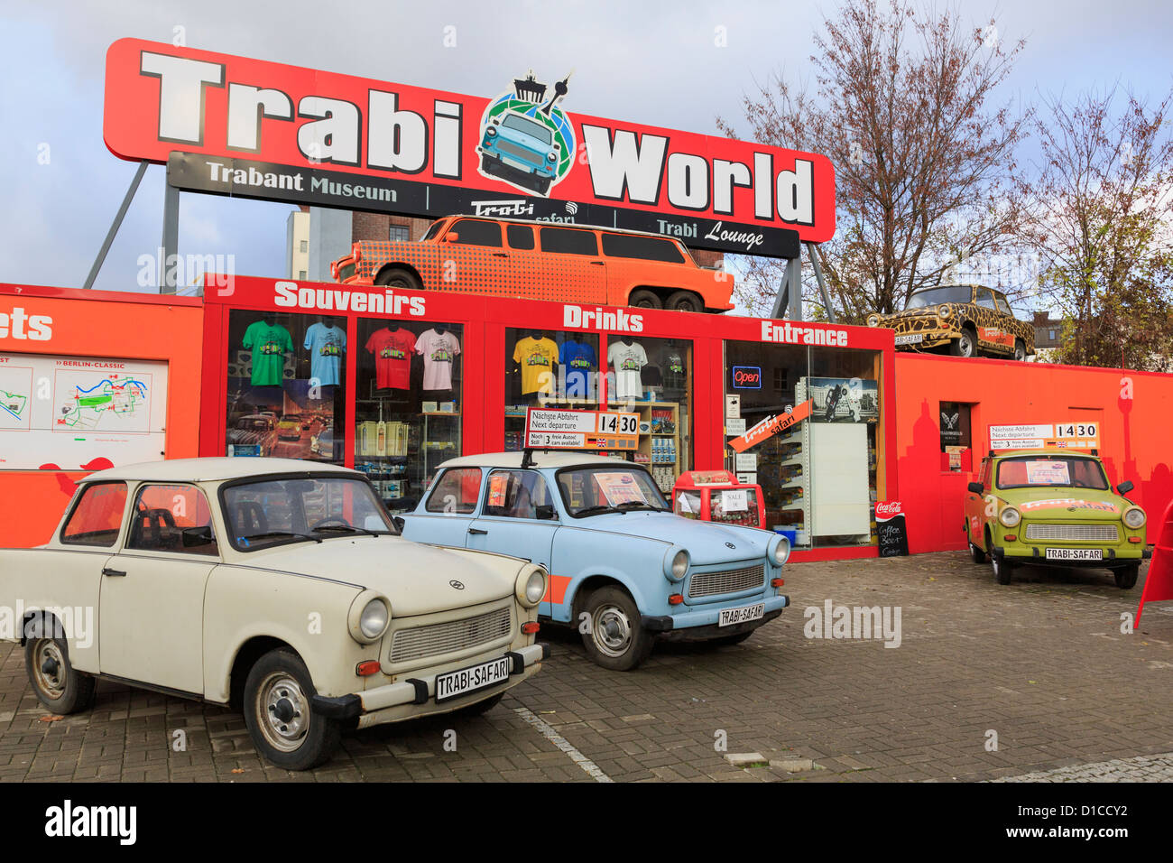 Vecchia Trabant safari auto al di fuori del Trabi World Museum utilizzato per il City Sightseeing Tours a Berlino, Germania Foto Stock