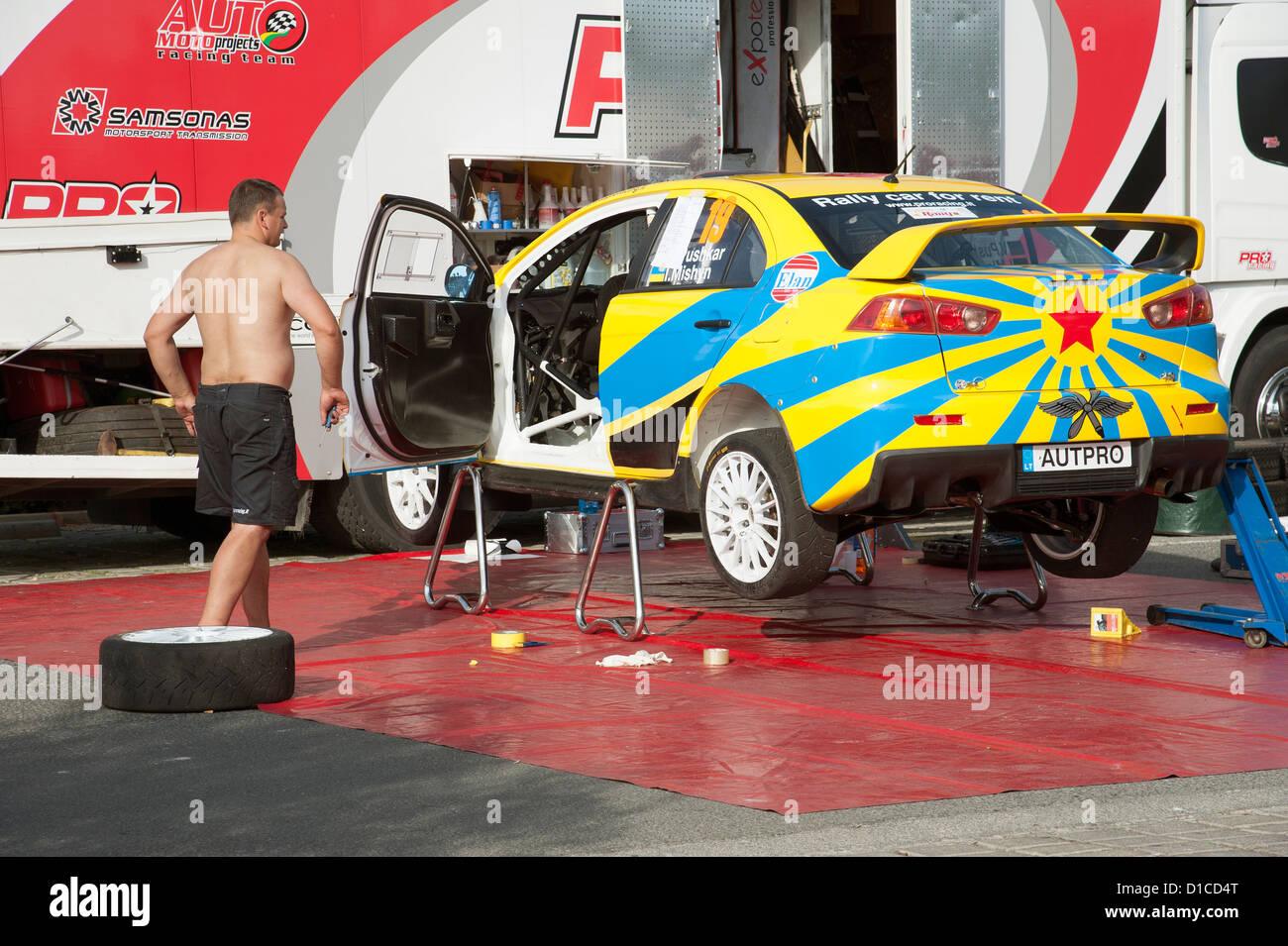 Rally Cipro 2012 Preparazione di una vettura da rally dall'Auto Moto progetti racing team stabile a Paphos Cipro Foto Stock