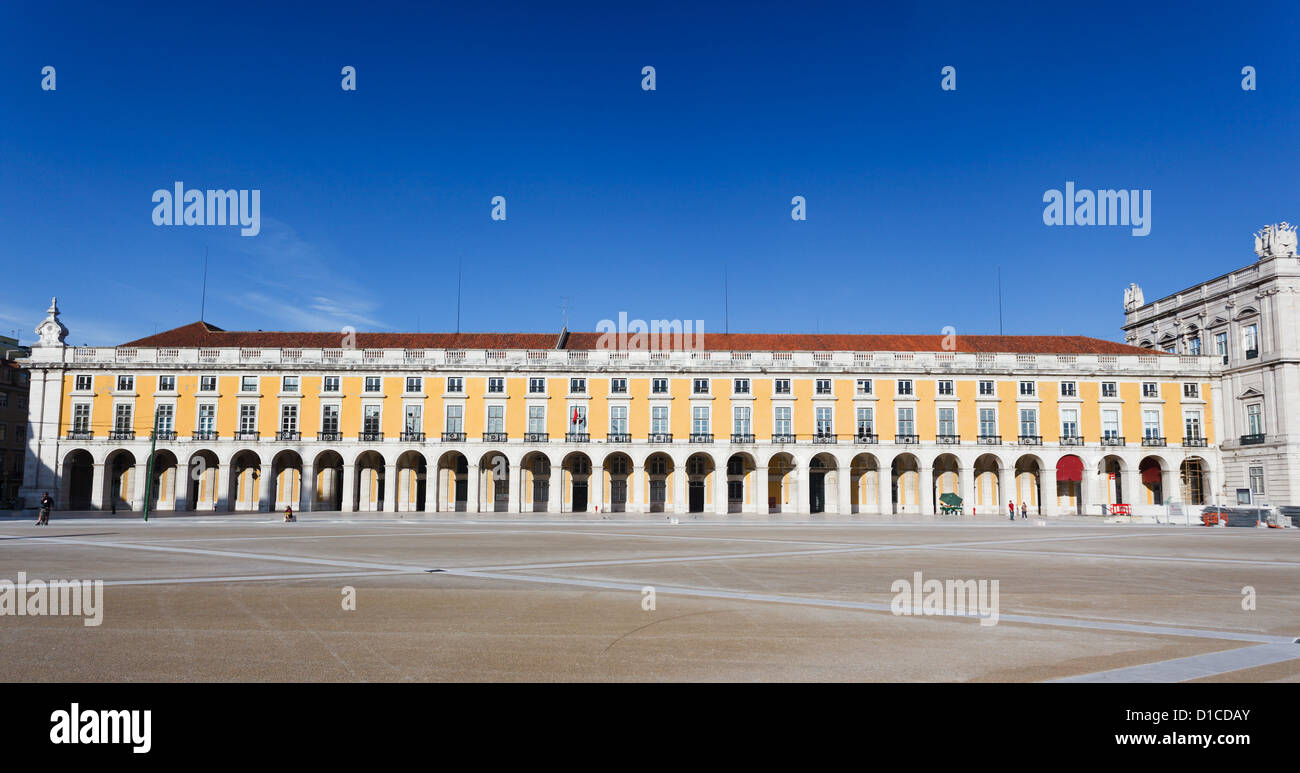 Vista panoramica del magnifico edificio che caratterizza da un lato l'enorme Piazza Praca do Comercio a Lisbona, Portogallo Foto Stock Vista panoramica del magnifico edificio che caratterizza da un lato l'enorme Piazza Praca do Comercio a Lisbona, Portogallo Foto Stock