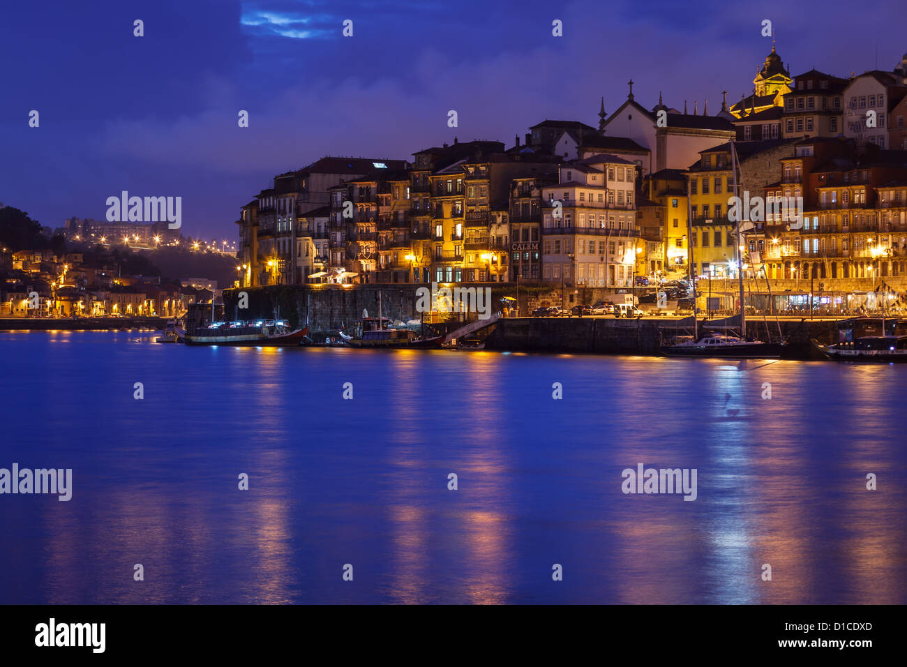 Colorato la vista del tramonto lungo il Riverfront con luci che riflettono nel fiume Douro a Porto, Portogallo Foto Stock
