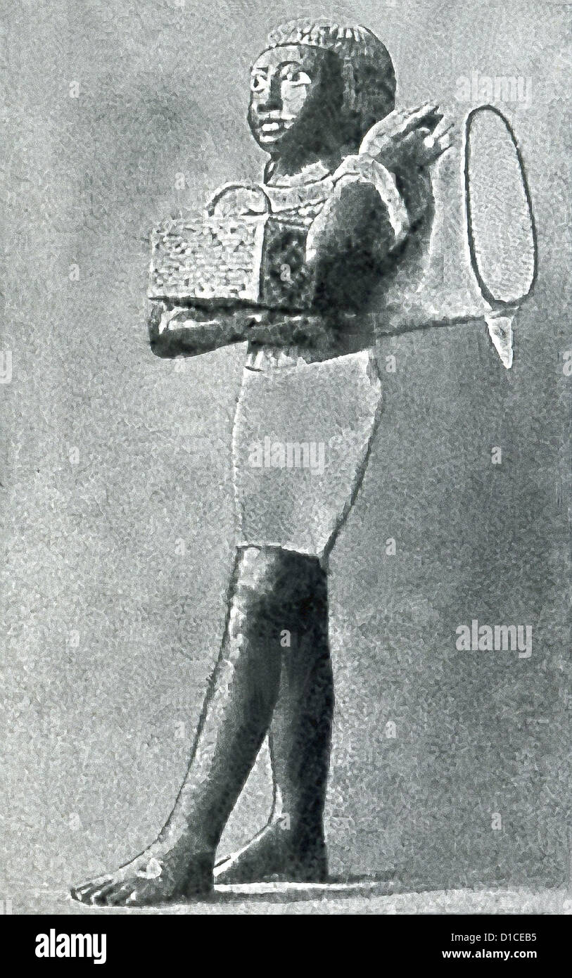 Un egiziano servo porta il suo padrone del bagaglio in questa foto dal xix secolo egittologo tedesco Heinrich Karl Brugsch. Foto Stock