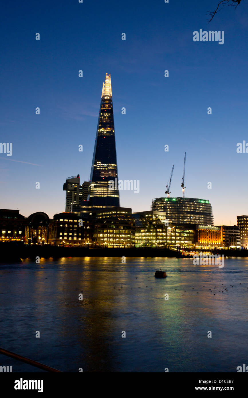 Il frammento di vetro grattacielo di Renzo Piano attraverso il fiume Tamigi di notte / Crepuscolo / Crepuscolo Londra Inghilterra REGNO UNITO Foto Stock