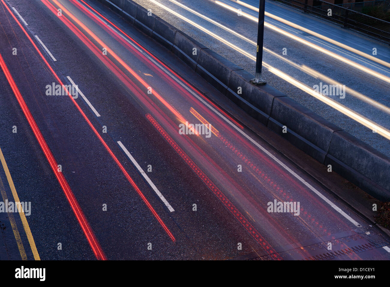 Il traffico automobilistico sentieri di luce su una strada a doppia carreggiata Foto Stock