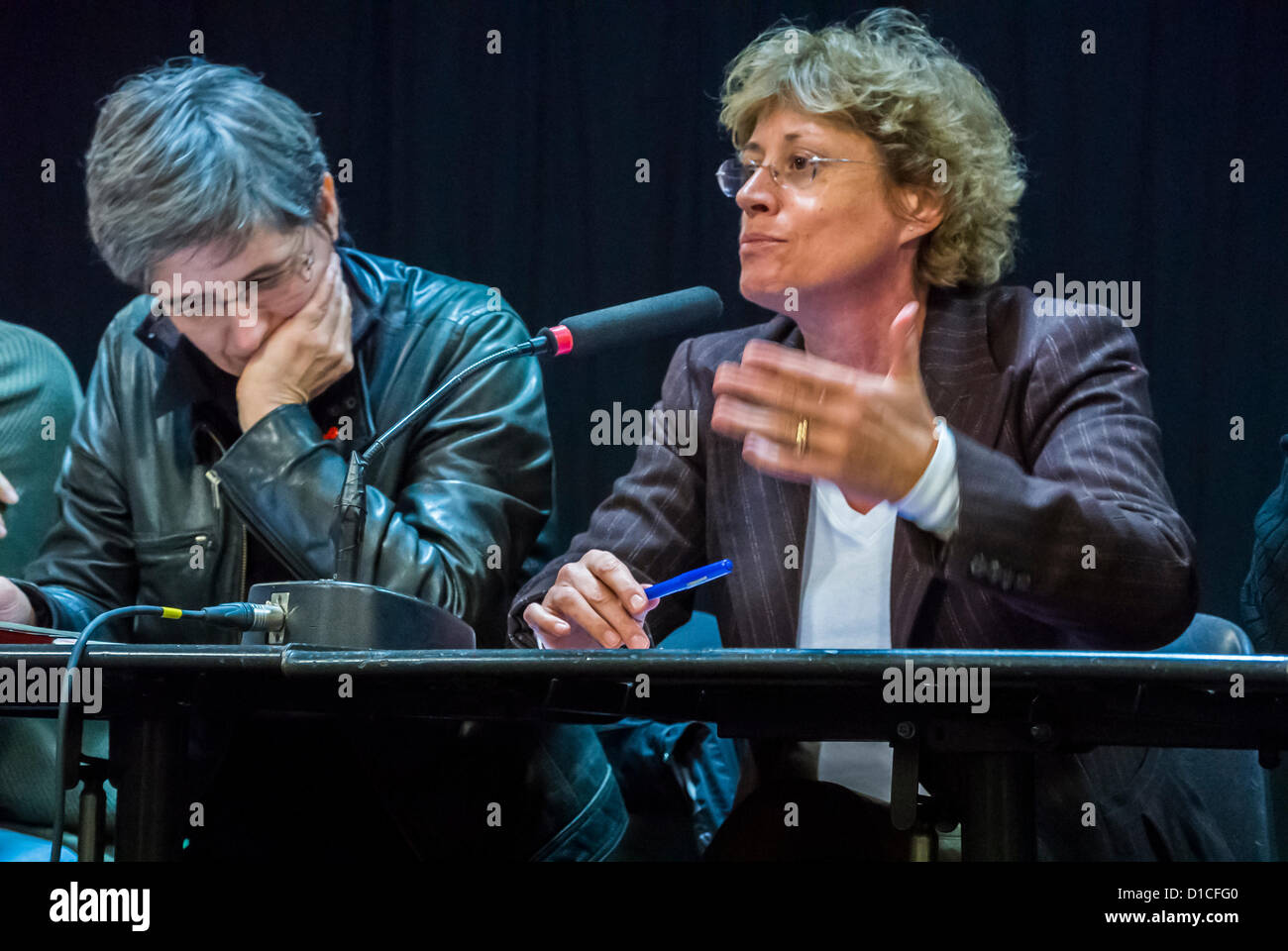 Parigi, Francia, dibattito pubblico sulla questione dell'uguaglianza, (al punto Ephe-Mere), di gruppi LGTB, 'Annick le Petit' (partito socialista laburista) partito politico francese Foto Stock