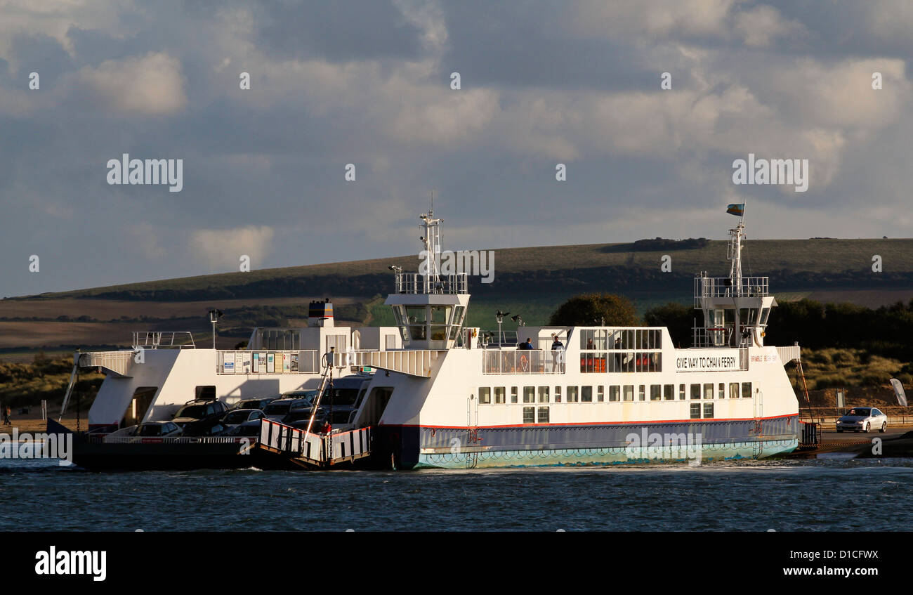 Barene catena (traghetto chiamato Bramble Bush Bay) con Studland in background, il porto di Poole, Dorset, England, Regno Unito Foto Stock