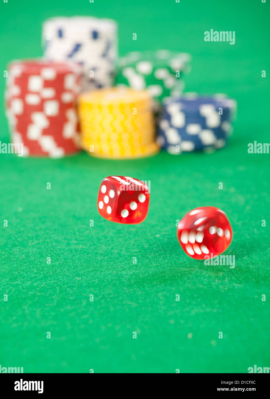 Dadi rossi su una tabella di casino con chip Foto Stock