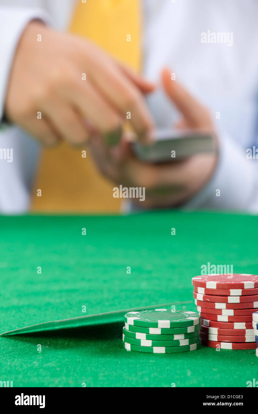Giocatore di poker con una cravatta gialla che serve le carte Foto Stock