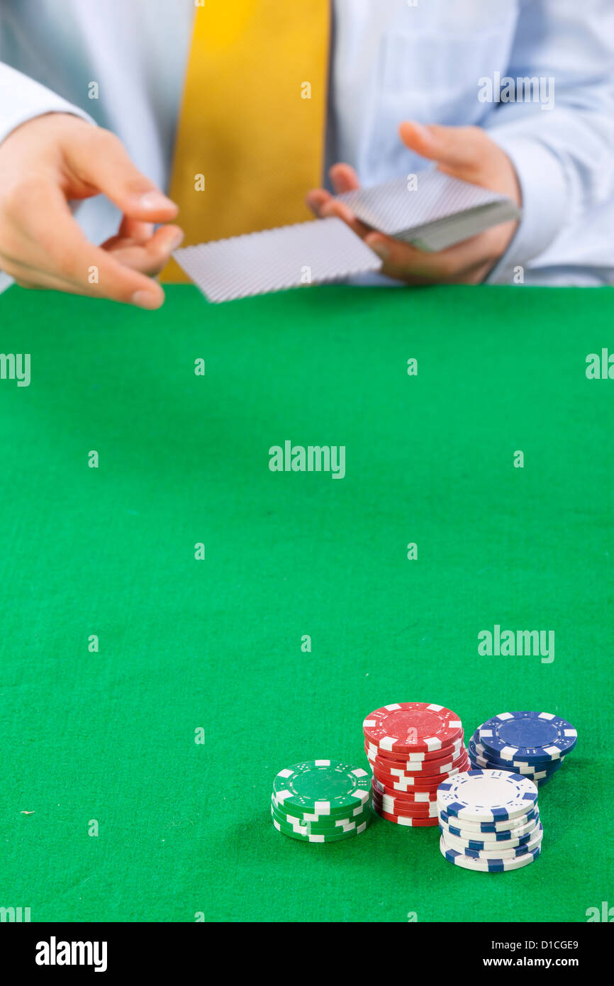 Giocatore di poker con una cravatta gialla che serve le carte Foto Stock