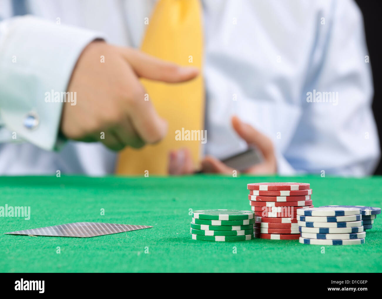 Giocatore di poker con una cravatta gialla che serve le carte Foto Stock