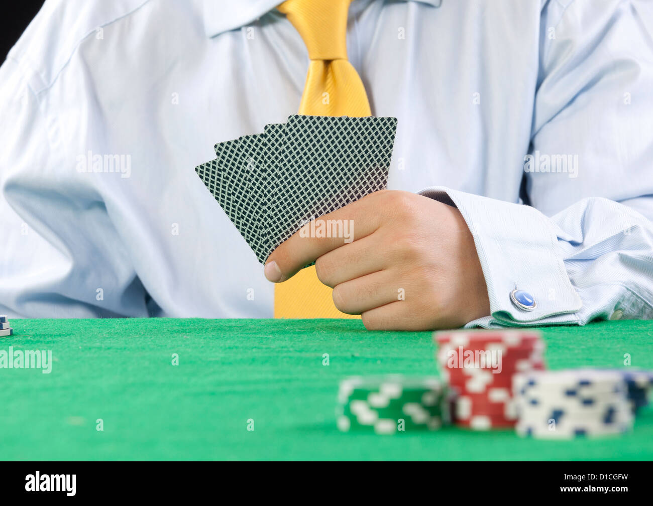Scheda giocatore con cravatta gialla gambling casino chips su verde Foto Stock