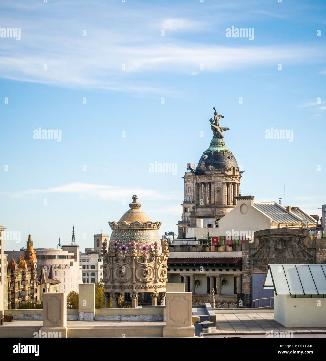 Architettonica decorativa elementi sul tetto, mai completamente visibile dal livello della strada, a Barcellona, Spagna. Foto Stock