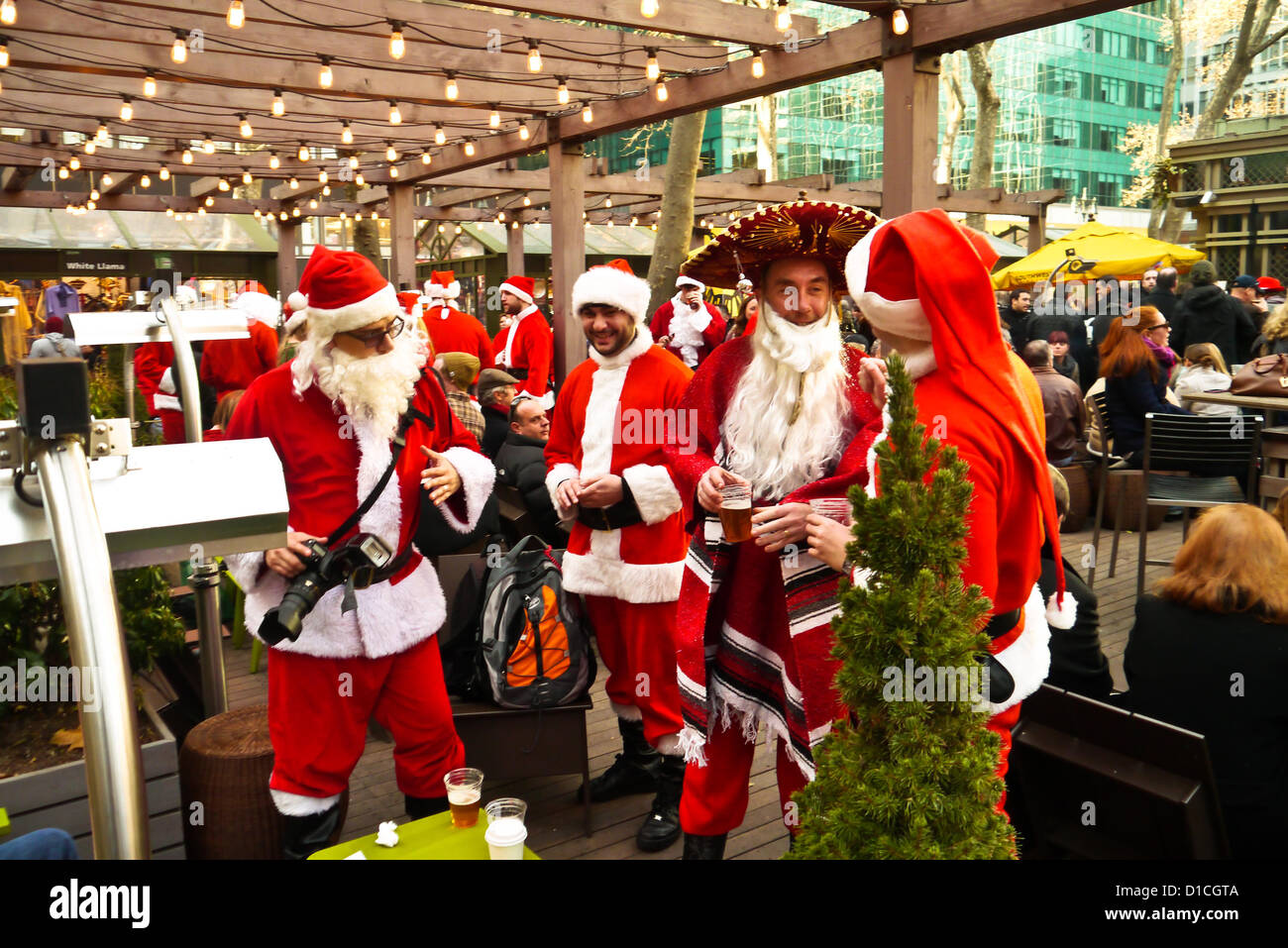 NEW YORK, NY - 15 dicembre: buontemponi vestiti da Babbo Natale durante l'annuale evento SantaCon Dicembre 15, 2012 in New York City. (Foto di Donald Bowers) Foto Stock
