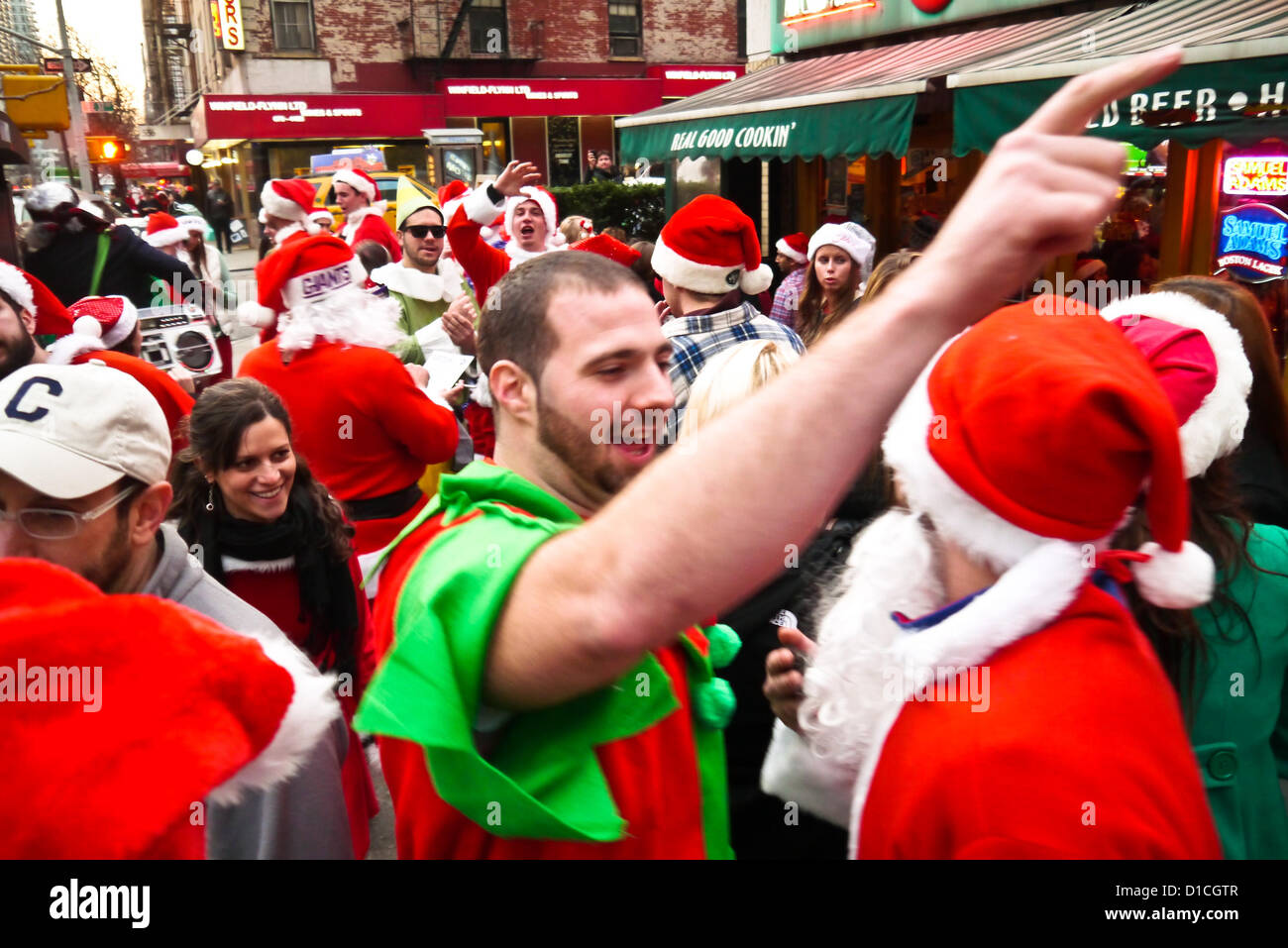 NEW YORK, NY - 15 dicembre: buontemponi vestiti da Babbo Natale durante l'annuale evento SantaCon Dicembre 15, 2012 in New York City. (Foto di Donald Bowers) Foto Stock