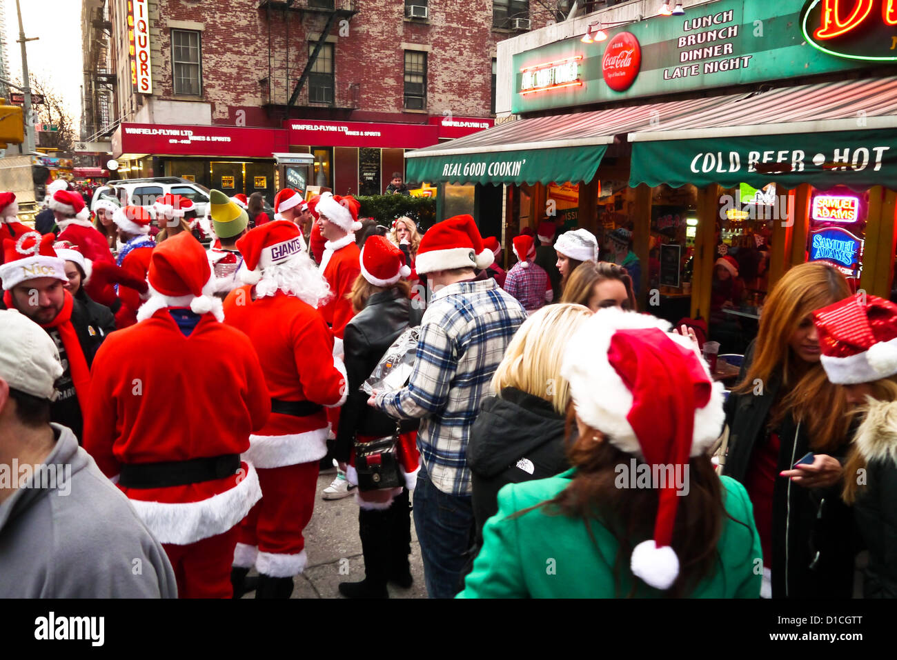 NEW YORK, NY - 15 dicembre: buontemponi vestiti da Babbo Natale di attendere in linea per raggiungere in barre sulla terza avenue durante l'annuale evento SantaCon Dicembre 15, 2012 in New York City. (Foto di Donald Bowers) Foto Stock