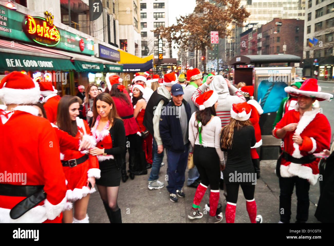 NEW YORK, NY - 15 dicembre: buontemponi vestiti da Babbo Natale di ottenere le loro foto scattata con un cane sulla strada durante l'annuale evento SantaCon Dicembre 15, 2012 in New York City. (Foto di Donald Bowers) Foto Stock