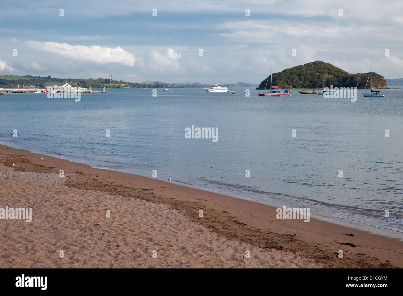 Paihia Bay, traghetto da Russell arrivando, Waitangi Treaty Grounds in distanza. Paihia, Isola del nord, Nuova Zelanda. Foto Stock
