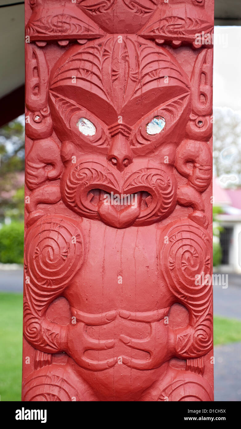 Poupou Maori, scolpiti per rappresentare una figura ancestrale, ingresso al Meeting House motivi, Paihia, Isola del nord, Nuova Zelanda. Foto Stock