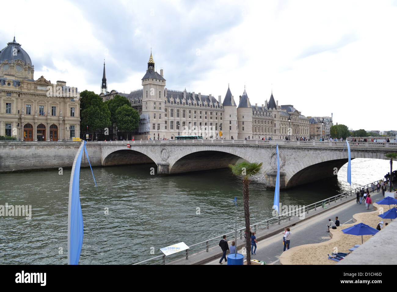 La Conciergerie palace e il carcere a Parigi visto da tutta la Senna. Foto Stock