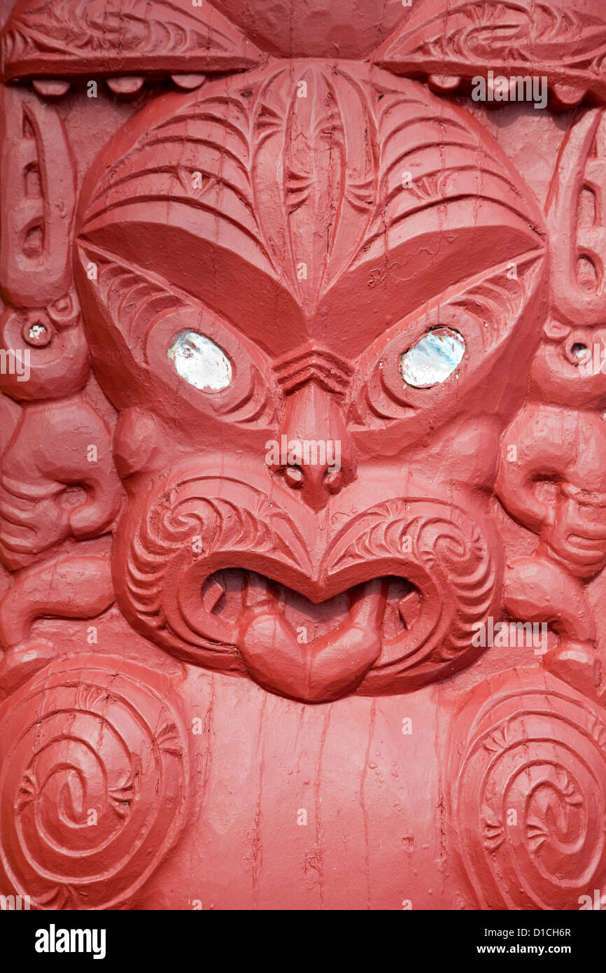 Poupou Maori, scolpiti per rappresentare una figura ancestrale, ingresso al Meeting House motivi, Paihia, Isola del nord, Nuova Zelanda. Foto Stock