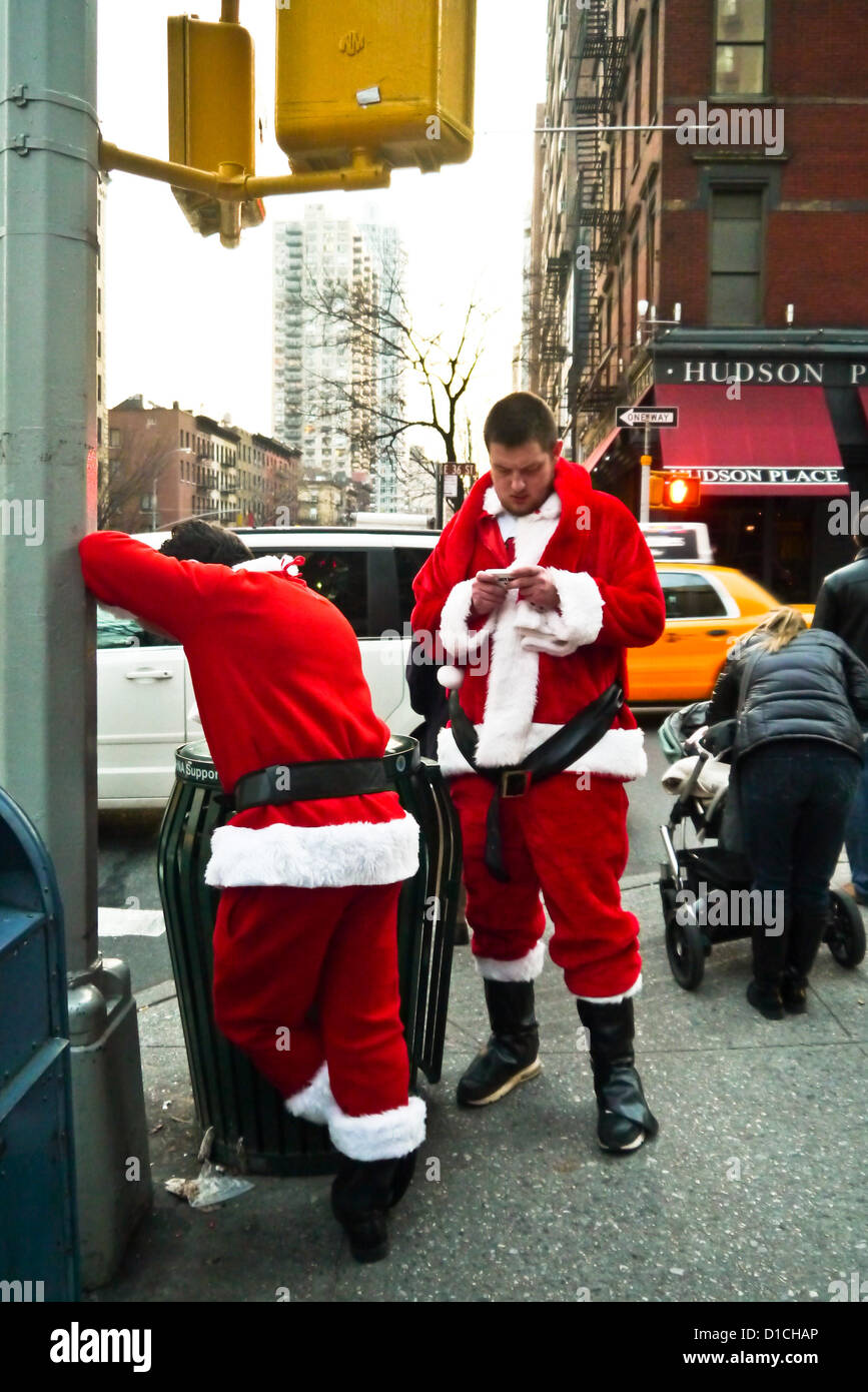 NEW YORK, NY - 15 dicembre: buontemponi vestiti da Babbo Natale durante l'annuale evento SantaCon Dicembre 15, 2012 in New York City. (Foto di Donald Bowers) Foto Stock