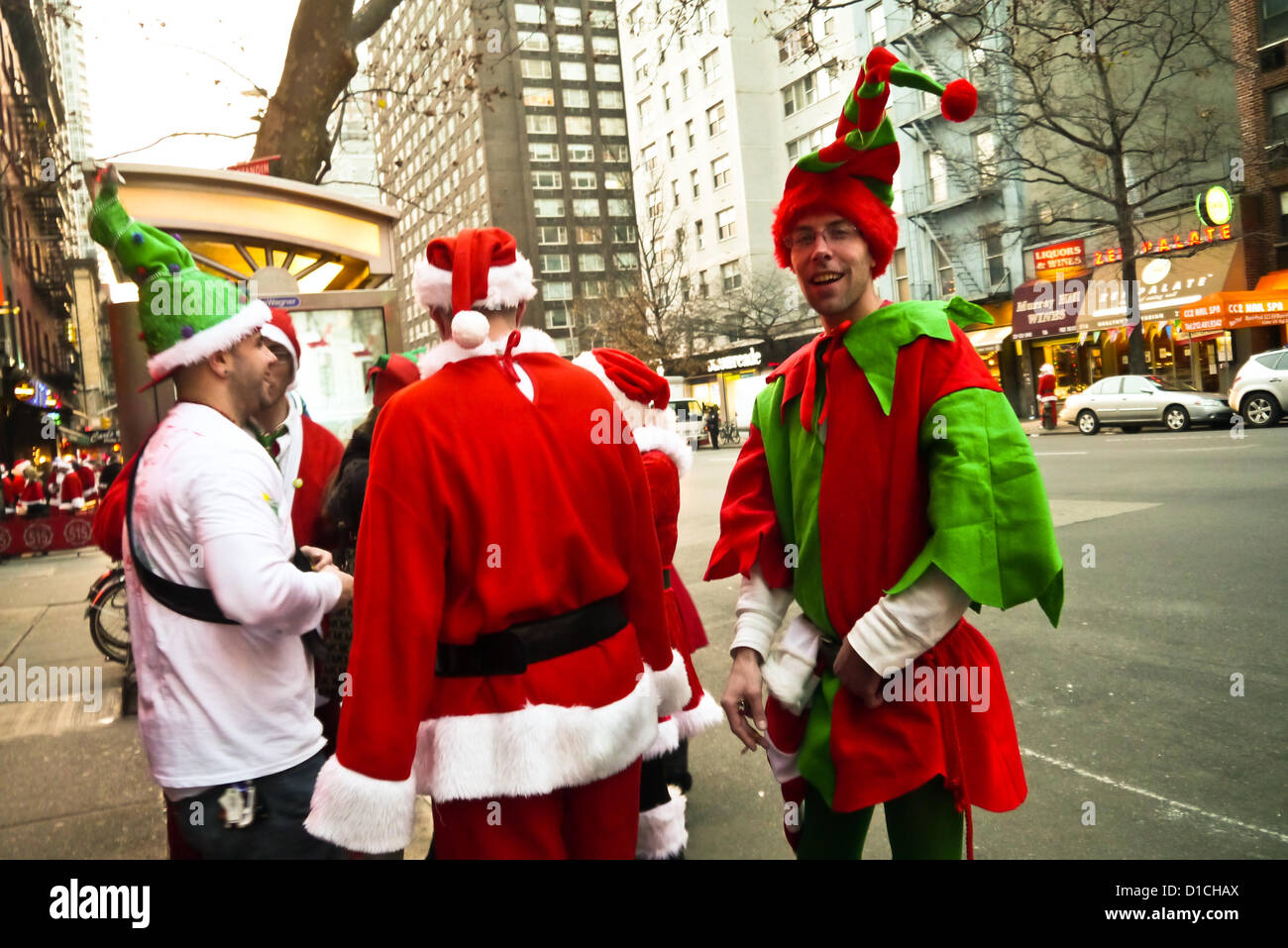 NEW YORK, NY - 15 dicembre: buontemponi vestiti da Babbo Natale durante l'annuale evento SantaCon Dicembre 15, 2012 in New York City. (Foto di Donald Bowers) Foto Stock