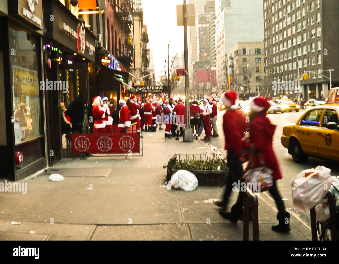 NEW YORK, NY - 15 dicembre: buontemponi vestiti da Babbo Natale di attendere in linea per raggiungere in barre sulla terza avenue durante l'annuale evento SantaCon Dicembre 15, 2012 in New York City. (Foto di Donald Bowers) Foto Stock