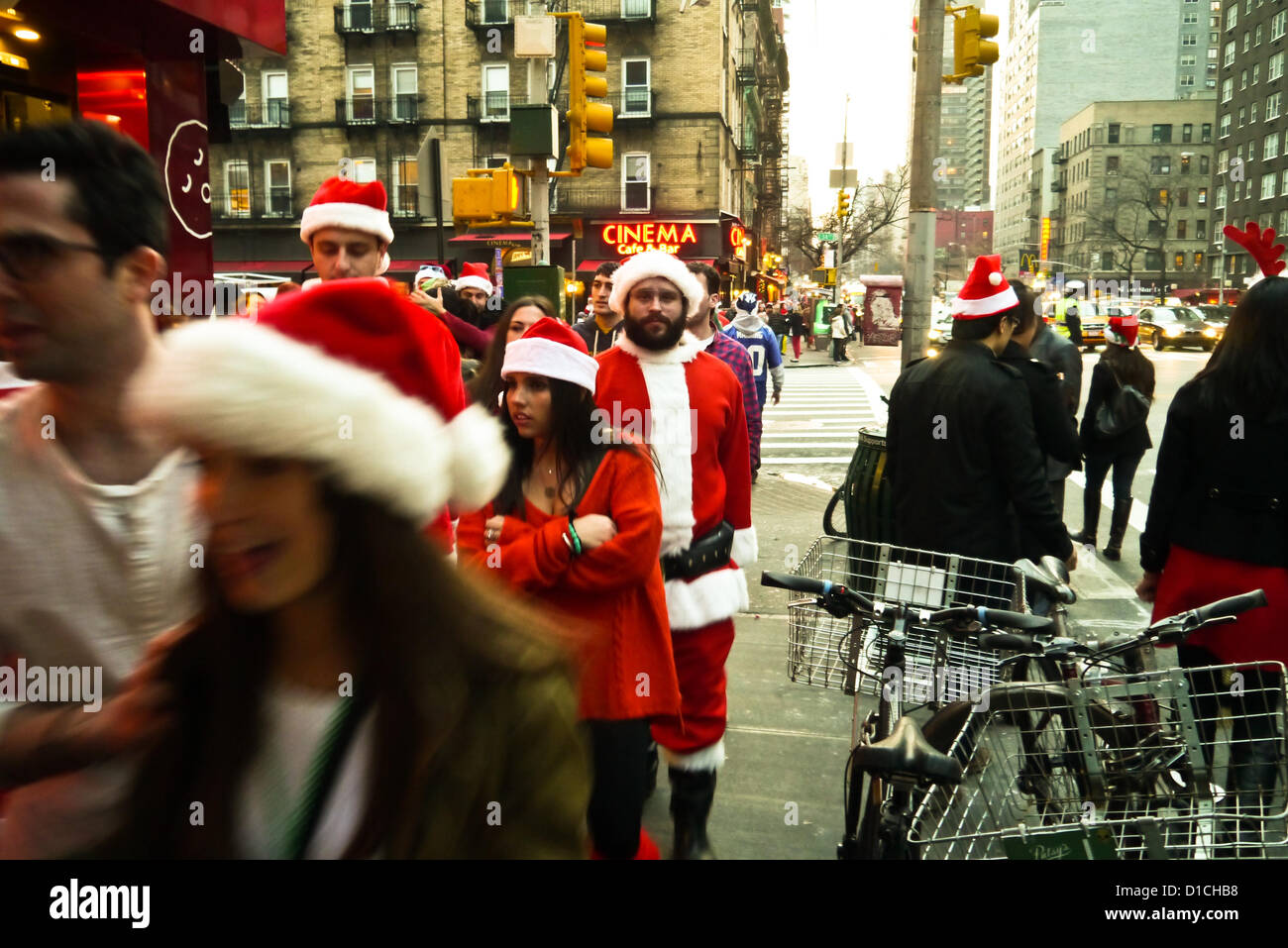 NEW YORK, NY - 15 dicembre: buontemponi vestiti da Babbo Natale durante l'annuale evento SantaCon Dicembre 15, 2012 in New York City. (Foto di Donald Bowers) Foto Stock