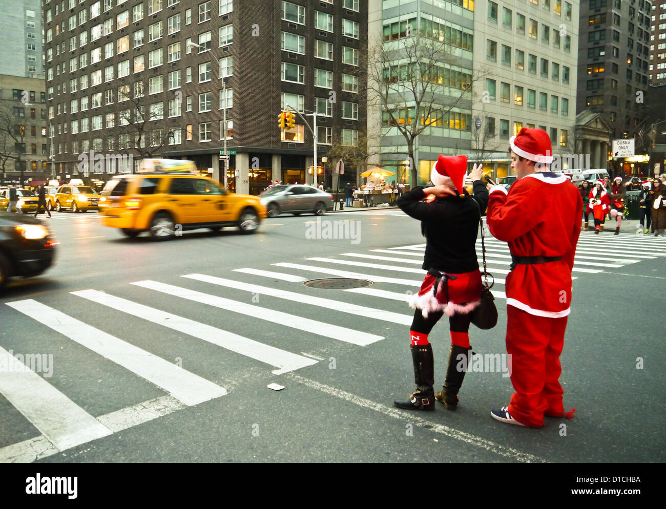NEW YORK, NY - 15 dicembre: buontemponi vestiti da Babbo Natale provare a grandine una cabina durante l'annuale evento SantaCon Dicembre 15, 2012 in New York City. (Foto di Donald Bowers) Foto Stock