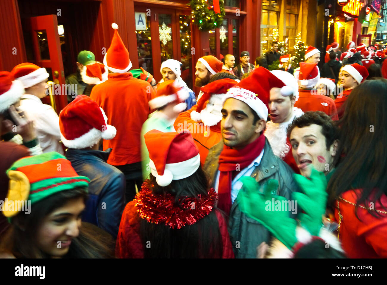 NEW YORK, NY - 15 dicembre: buontemponi vestiti da Babbo Natale di attendere in linea per raggiungere in barre sulla terza avenue durante l'annuale evento SantaCon Dicembre 15, 2012 in New York City. (Foto di Donald Bowers) Foto Stock