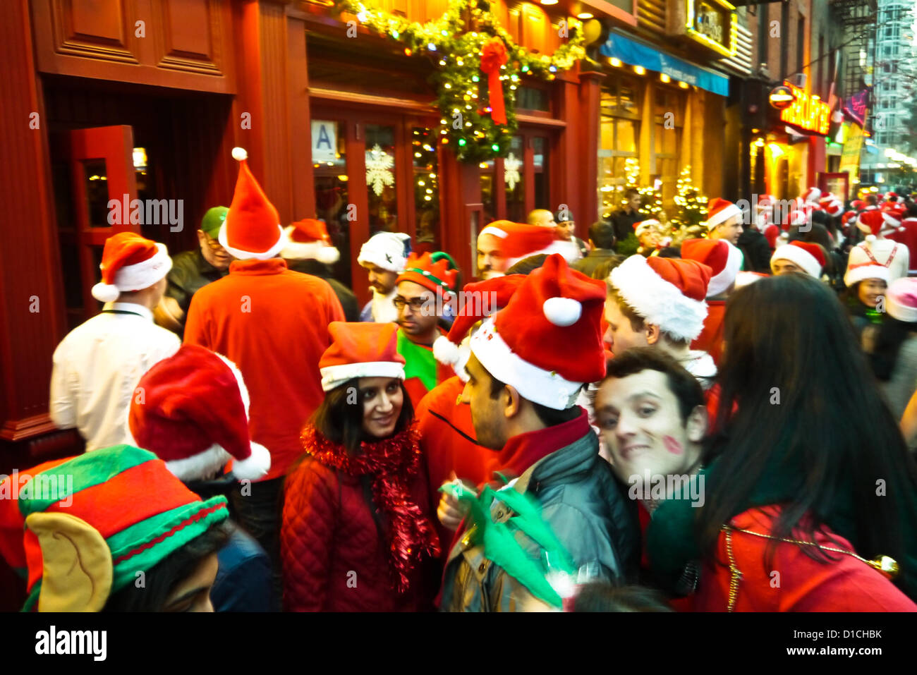 NEW YORK, NY - 15 dicembre: buontemponi vestiti da Babbo Natale di attendere in linea per raggiungere in barre sulla terza avenue durante l'annuale evento SantaCon Dicembre 15, 2012 in New York City. (Foto di Donald Bowers) Foto Stock