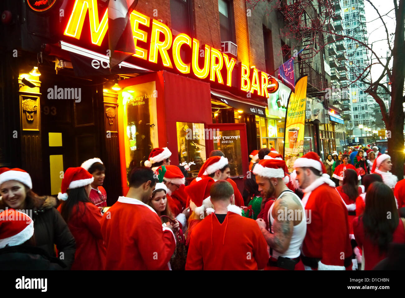 NEW YORK, NY - 15 dicembre: buontemponi vestiti da Babbo Natale di attendere in linea per raggiungere in barre sulla terza avenue durante l'annuale evento SantaCon Dicembre 15, 2012 in New York City. (Foto di Donald Bowers) Foto Stock